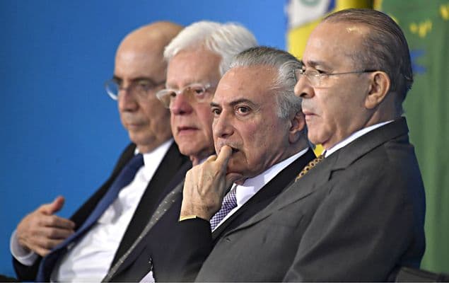 Empurrarmos nossos problemas com a barriga, à espera de d. Sebastião